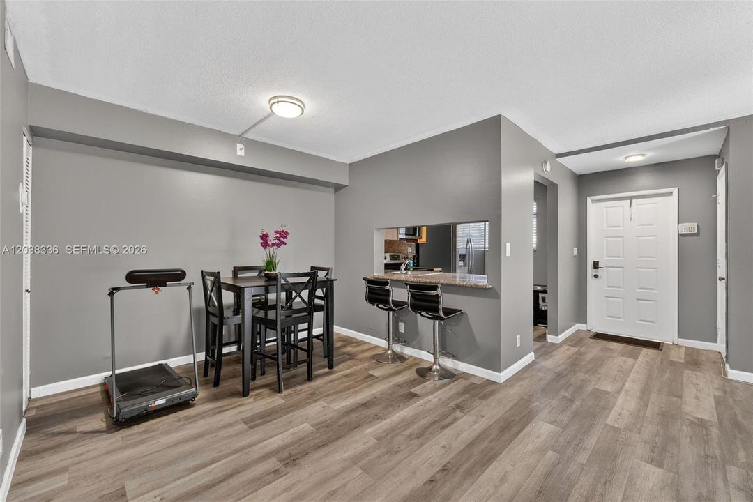 For Sale: $270,000 (2 beds, 2 baths, 1160 Square Feet)