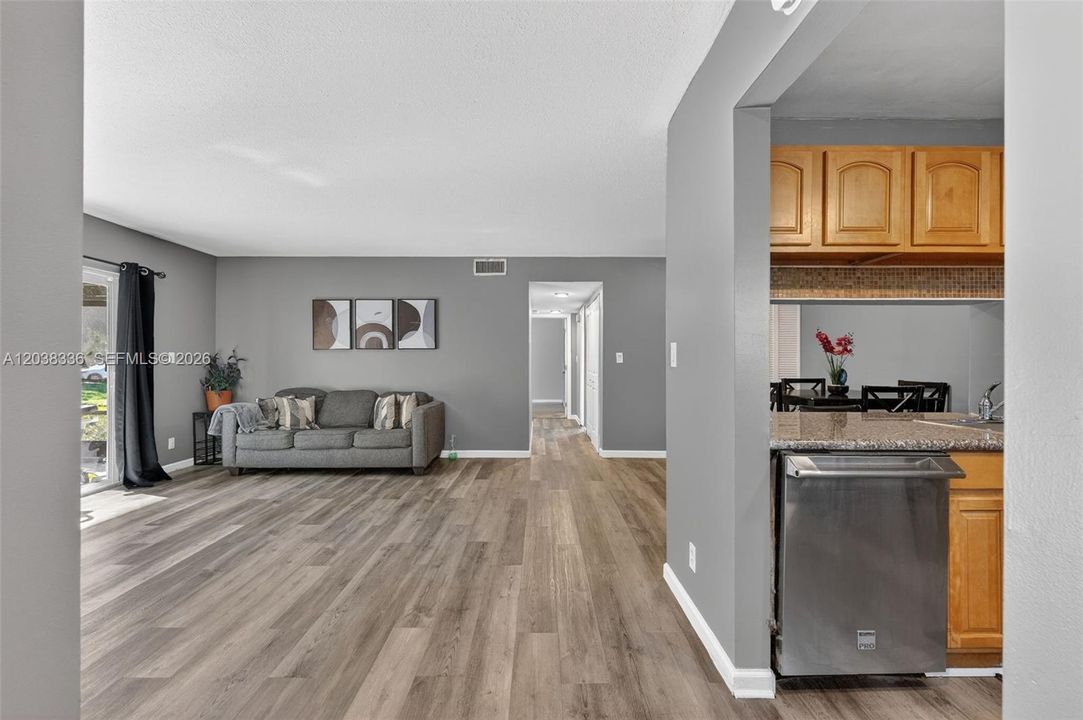 For Sale: $270,000 (2 beds, 2 baths, 1160 Square Feet)