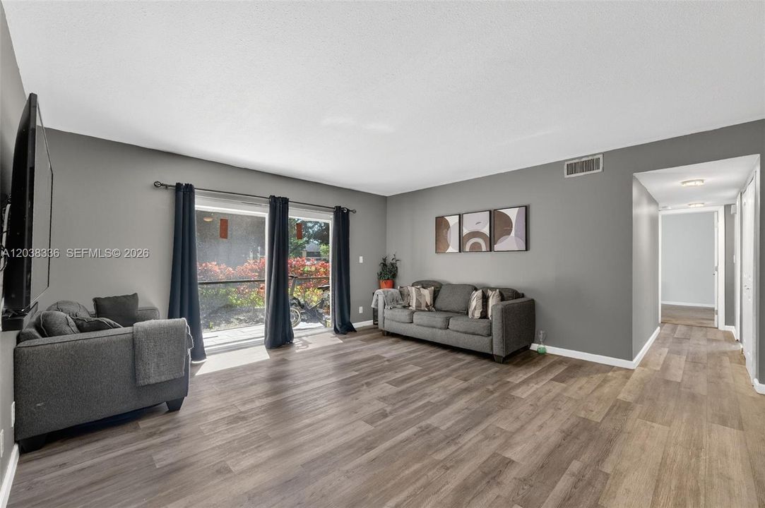 For Sale: $270,000 (2 beds, 2 baths, 1160 Square Feet)