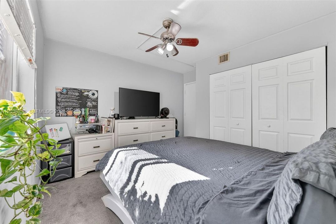 For Sale: $270,000 (2 beds, 2 baths, 1160 Square Feet)