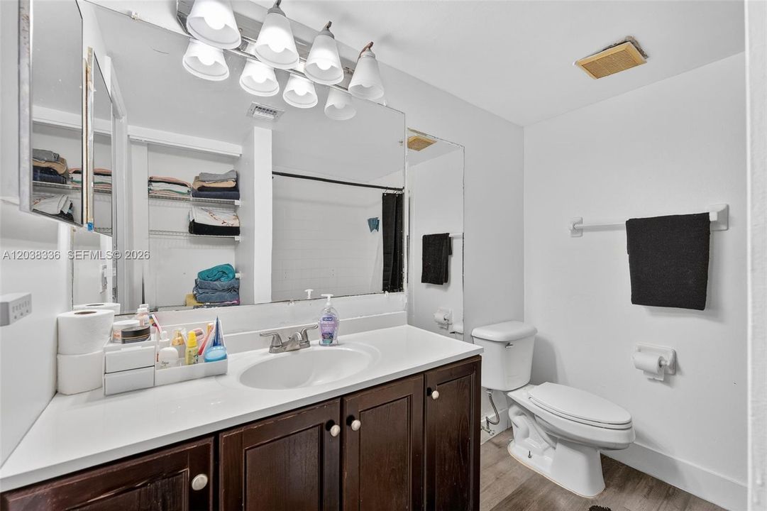 For Sale: $270,000 (2 beds, 2 baths, 1160 Square Feet)