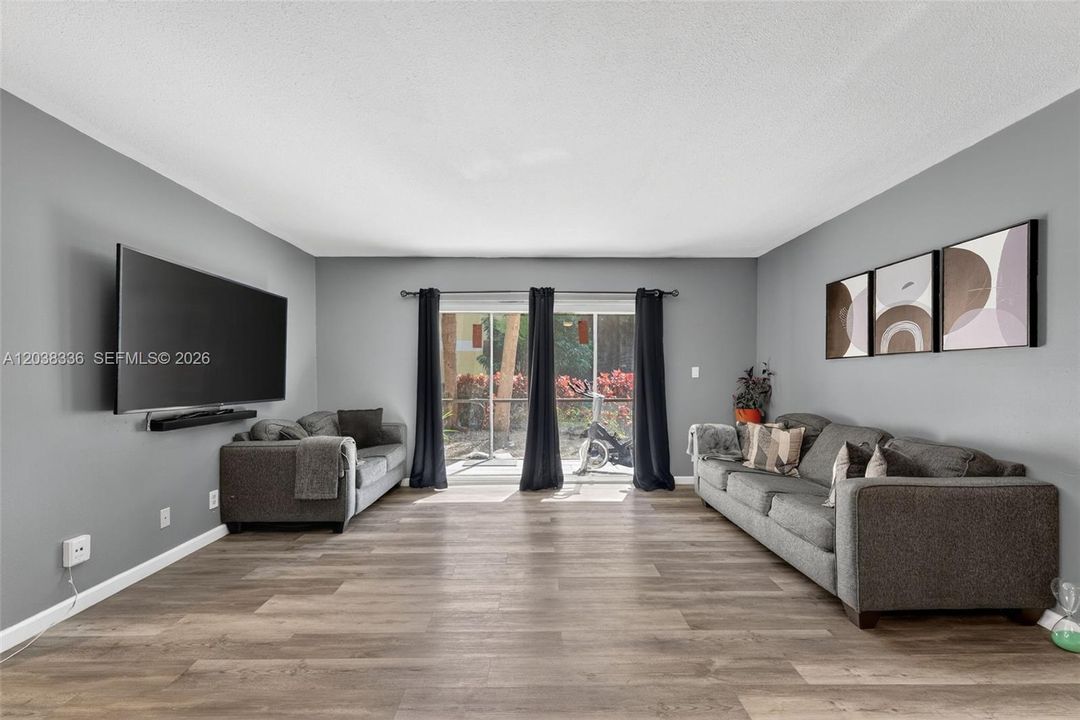 For Sale: $270,000 (2 beds, 2 baths, 1160 Square Feet)