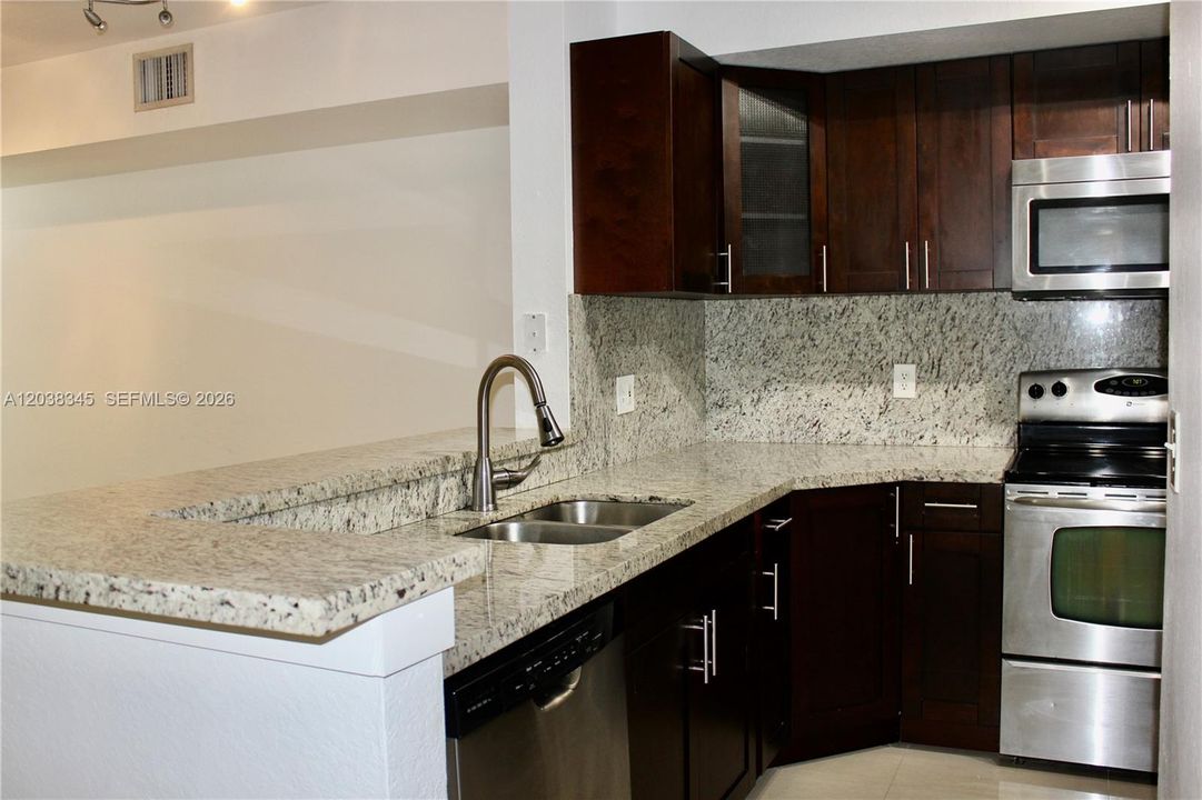 В аренду: $2,350 (2 спален, 2 ванн, 1080 Квадратных фут)
