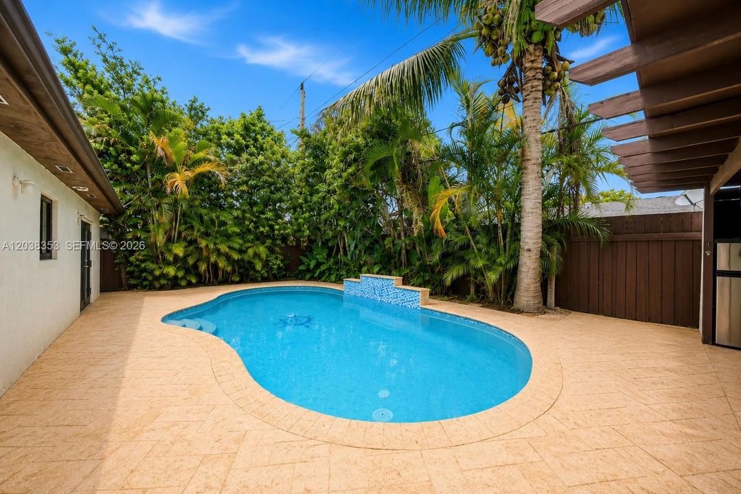 For Sale: $580,000 (4 beds, 3 baths, 1315 Square Feet)