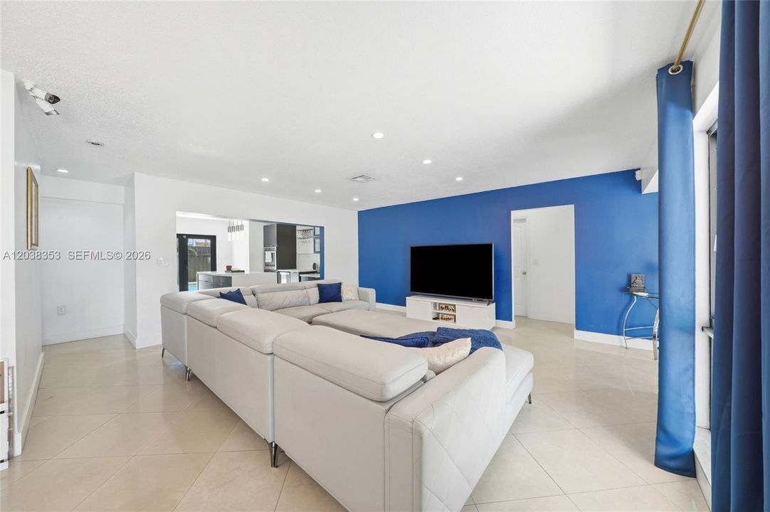 For Sale: $580,000 (4 beds, 3 baths, 1315 Square Feet)