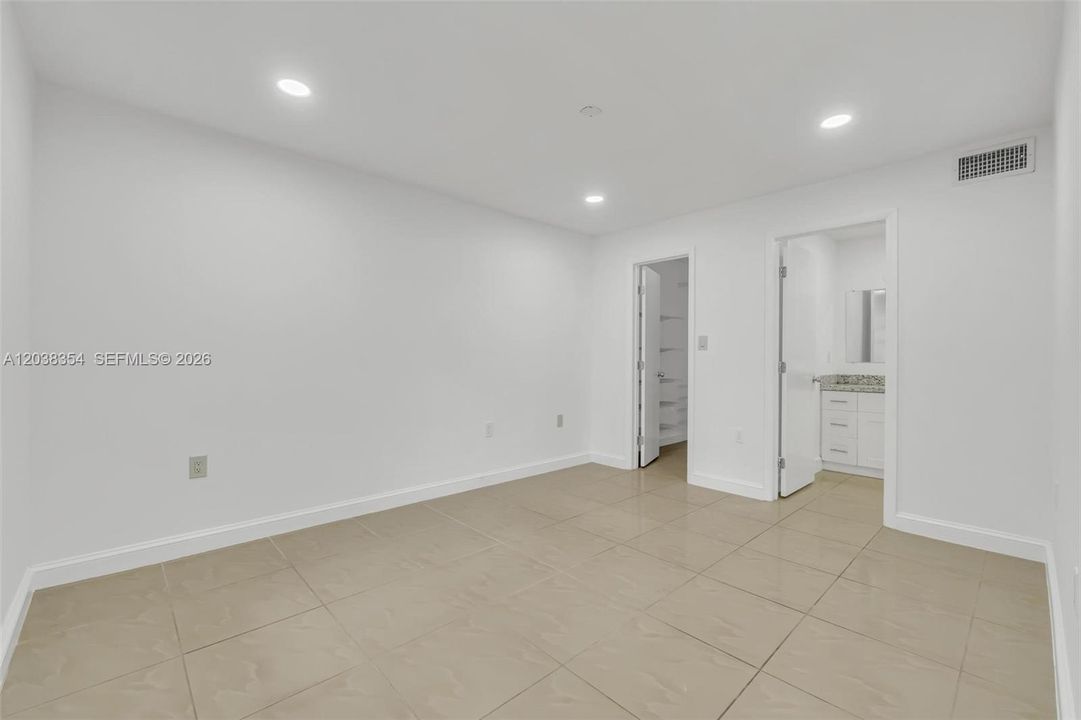 На продажу: $320,000 (2 спален, 2 ванн, 979 Квадратных фут)