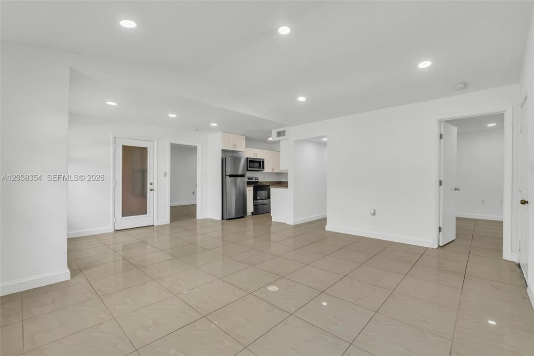 На продажу: $320,000 (2 спален, 2 ванн, 979 Квадратных фут)