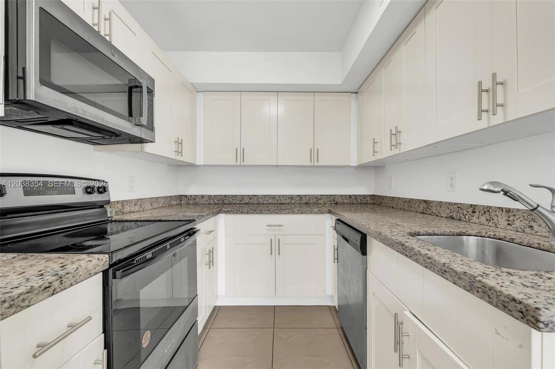 На продажу: $320,000 (2 спален, 2 ванн, 979 Квадратных фут)