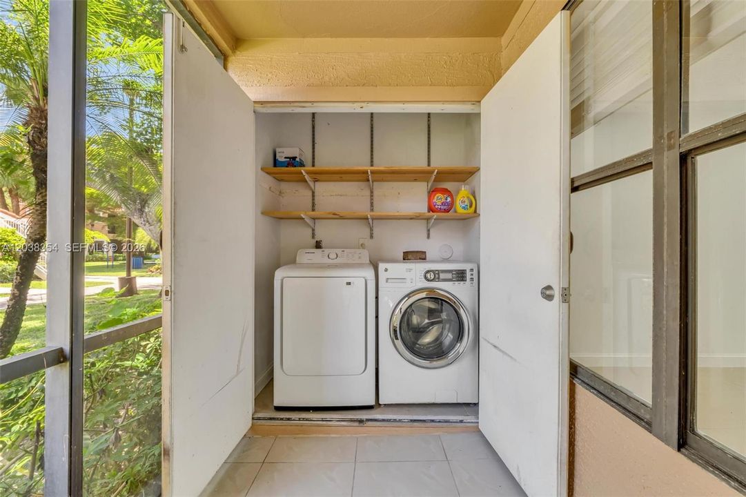 На продажу: $320,000 (2 спален, 2 ванн, 979 Квадратных фут)
