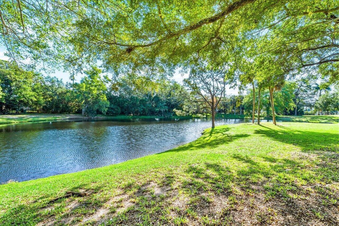 Lovely Lakefront Backyard