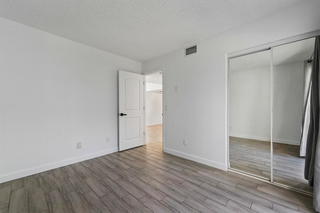 Guest Bedroom (2)