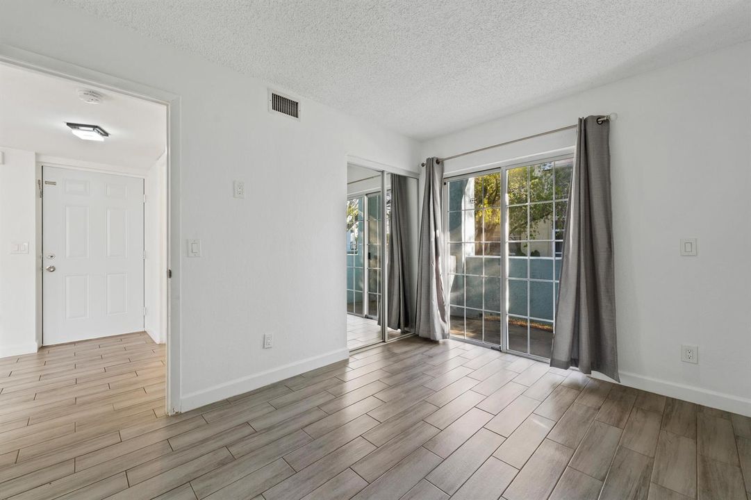 Guest Bedroom (3)