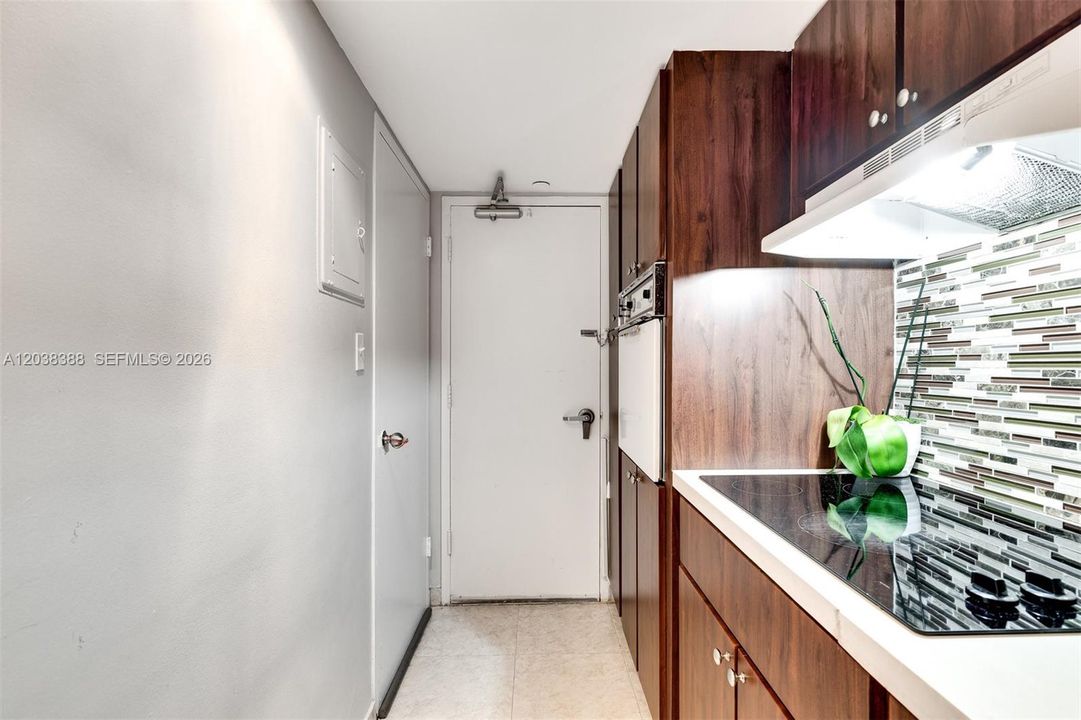 В аренду: $2,450 (0 спален, 1 ванн, 680 Квадратных фут)