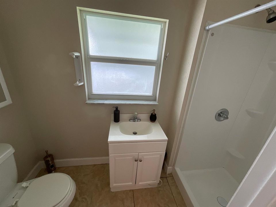 2nd bathroom and shower
