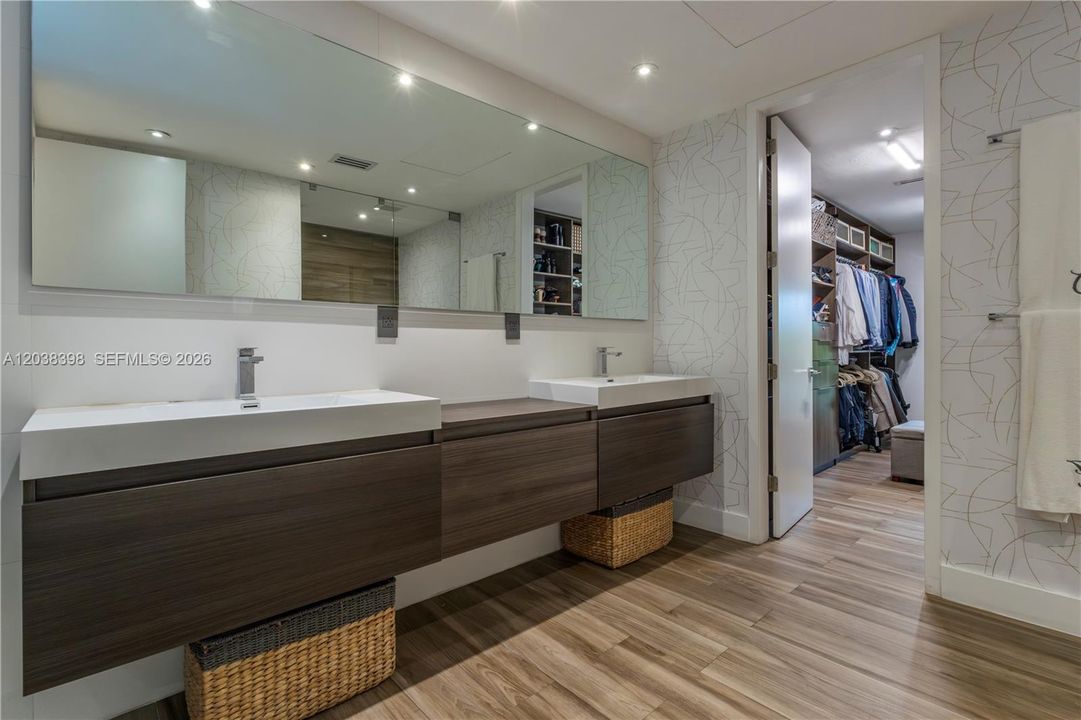 For Sale: $2,980,000 (5 beds, 4 baths, 3880 Square Feet)