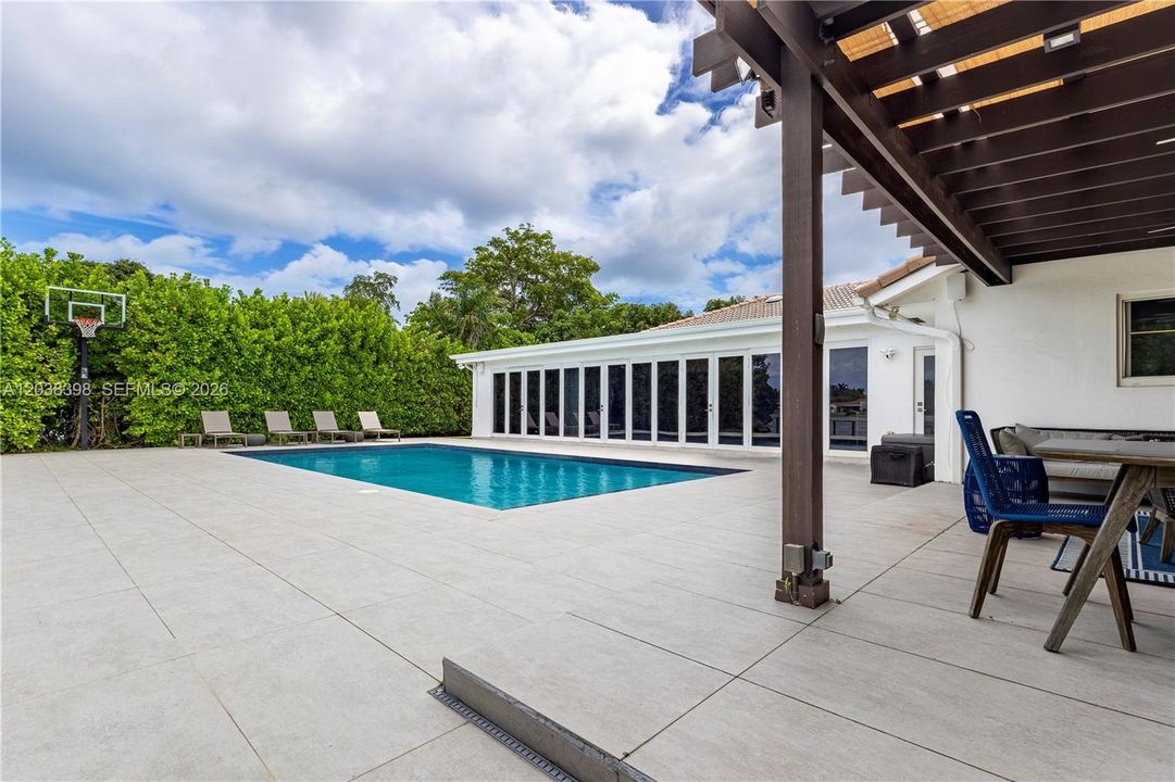 For Sale: $2,980,000 (5 beds, 4 baths, 3880 Square Feet)