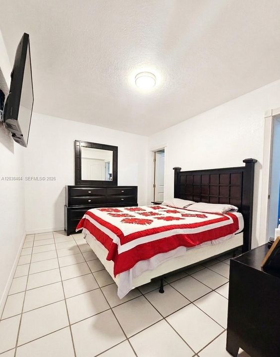 For Sale: $850,000 (4 beds, 5 baths, 1139 Square Feet)