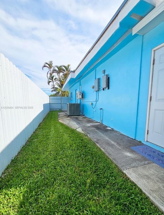 For Sale: $850,000 (4 beds, 5 baths, 1139 Square Feet)