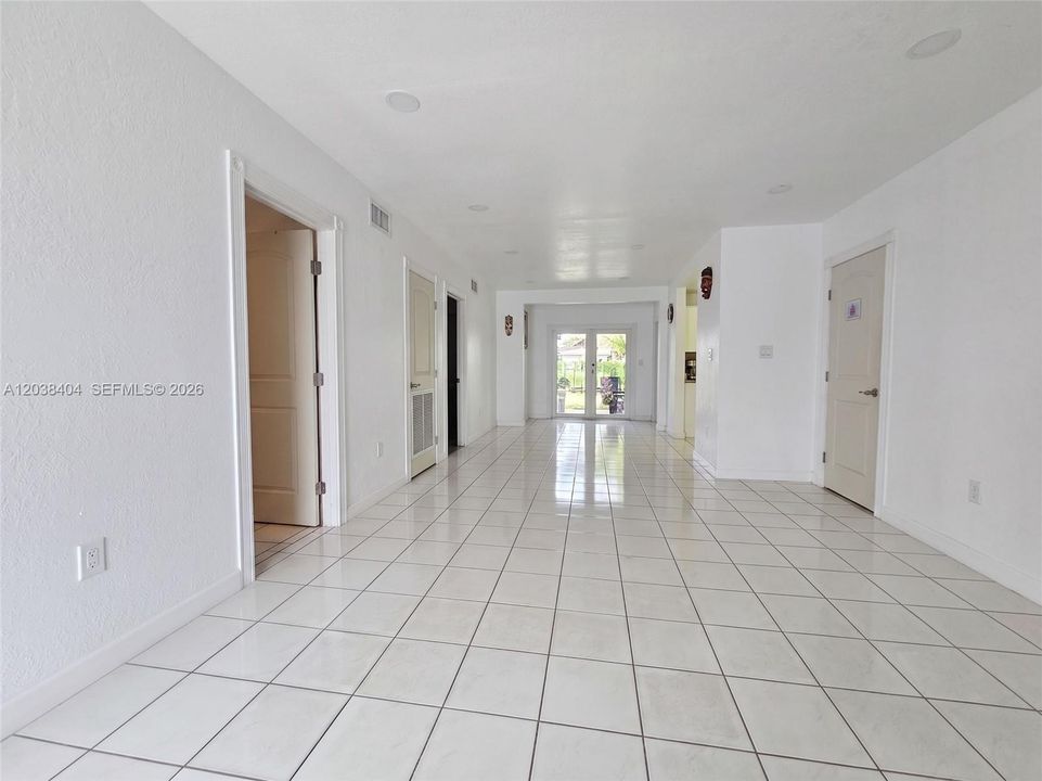 For Sale: $850,000 (4 beds, 5 baths, 1139 Square Feet)