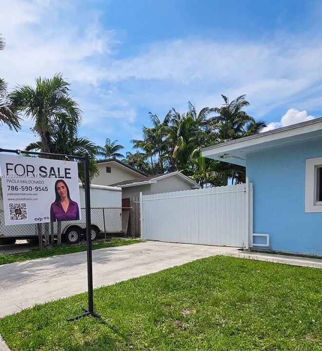 For Sale: $850,000 (4 beds, 5 baths, 1139 Square Feet)