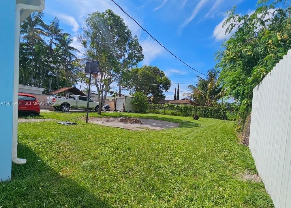 For Sale: $850,000 (4 beds, 5 baths, 1139 Square Feet)