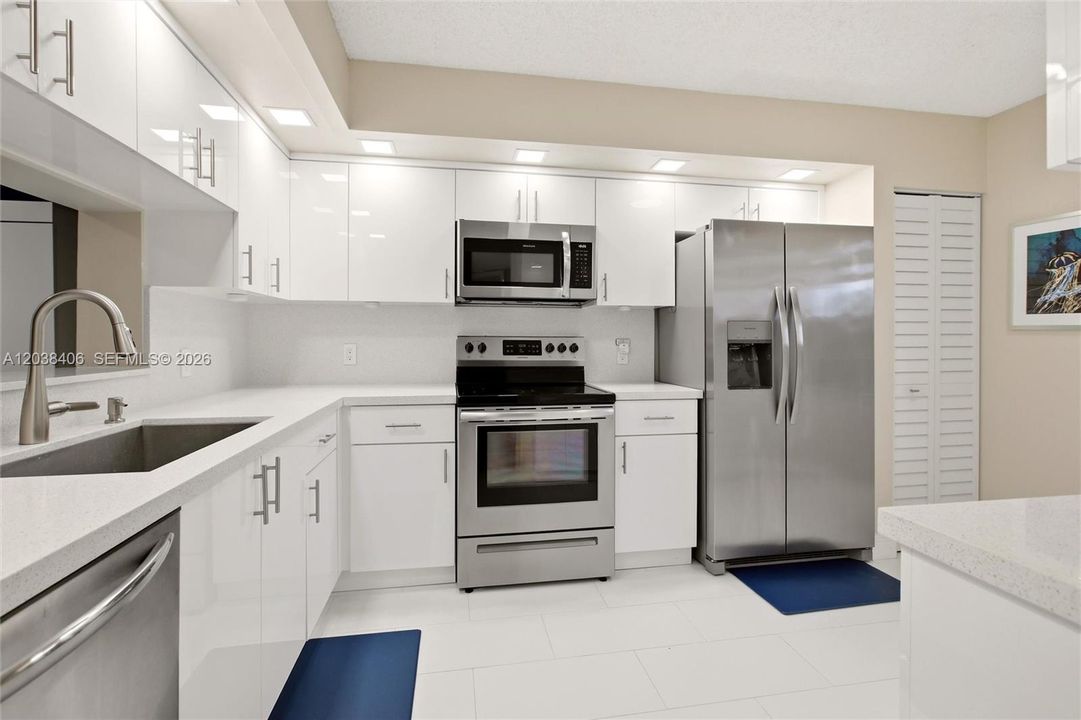 For Sale: $255,000 (2 beds, 2 baths, 1207 Square Feet)