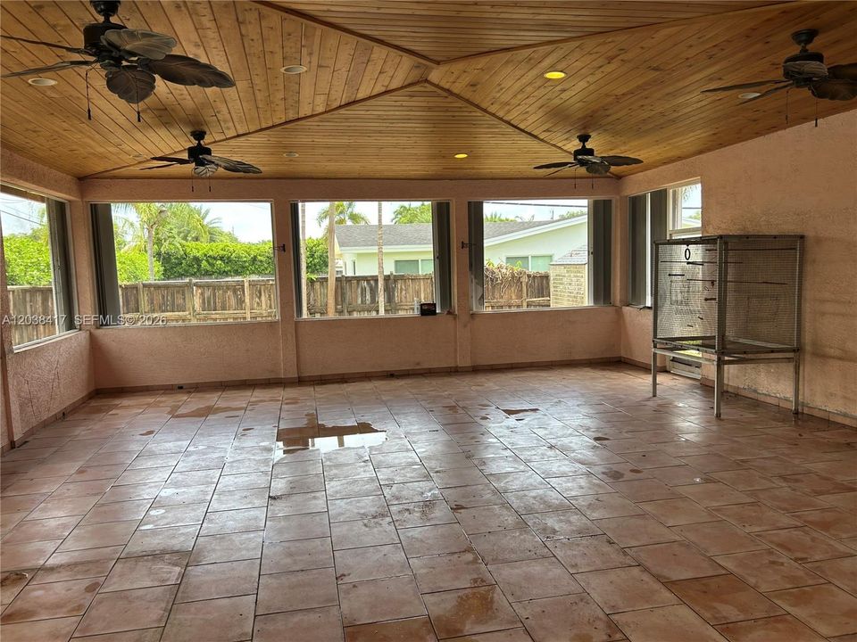 Vendido Recientemente: $1,100,000 (3 camas, 2 baños, 2192 Pies cuadrados)