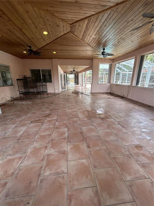 Vendido Recientemente: $1,100,000 (3 camas, 2 baños, 2192 Pies cuadrados)