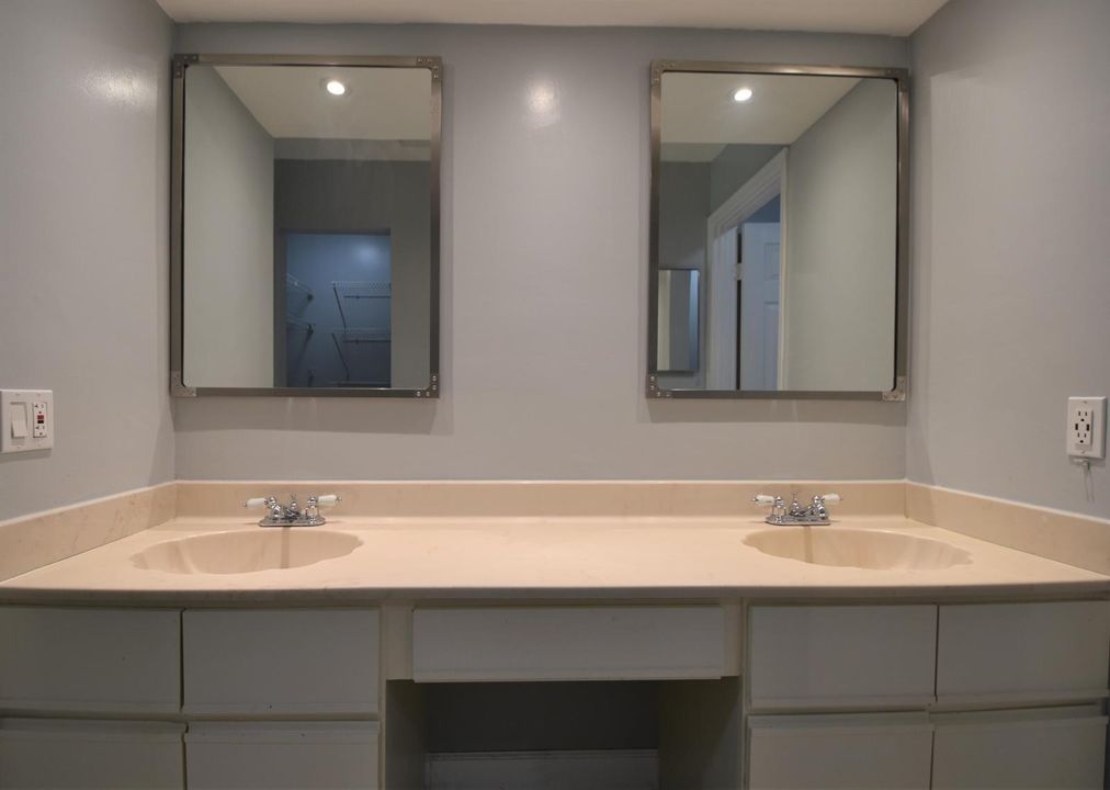 Master Bathroom w/ Dual Sinks