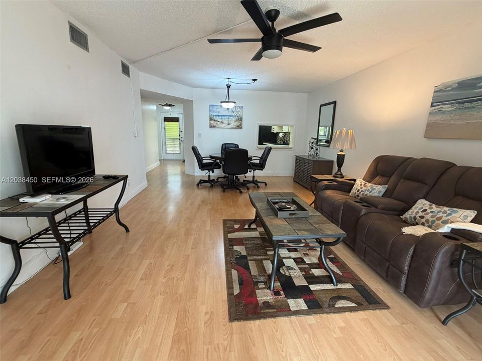 For Sale: $139,900 (2 beds, 2 baths, 1270 Square Feet)