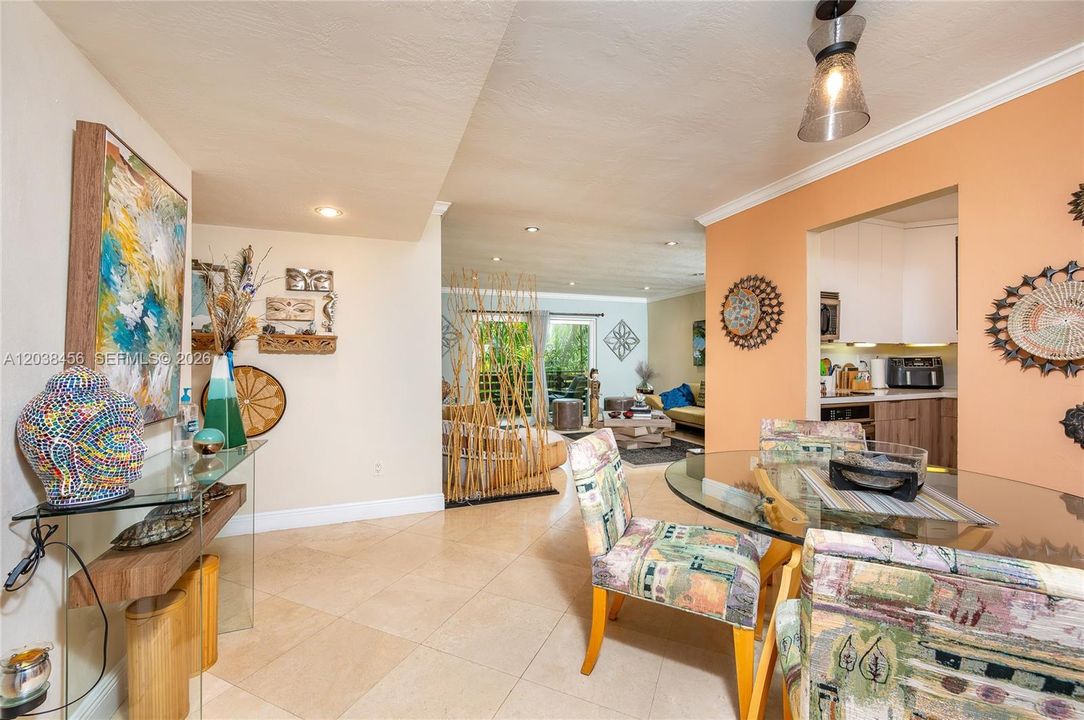 For Sale: $349,000 (2 beds, 2 baths, 955 Square Feet)