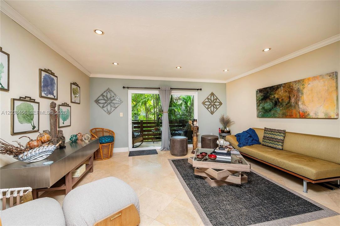 For Sale: $349,000 (2 beds, 2 baths, 955 Square Feet)
