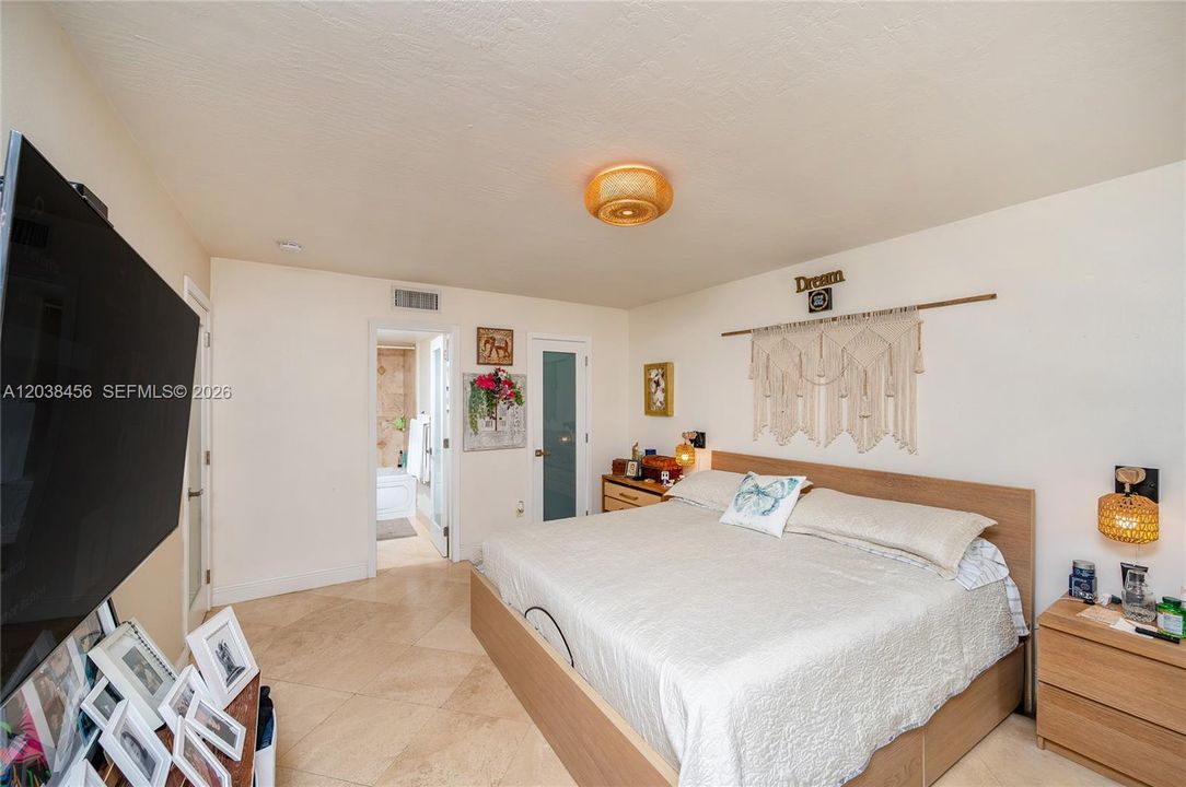 For Sale: $349,000 (2 beds, 2 baths, 955 Square Feet)