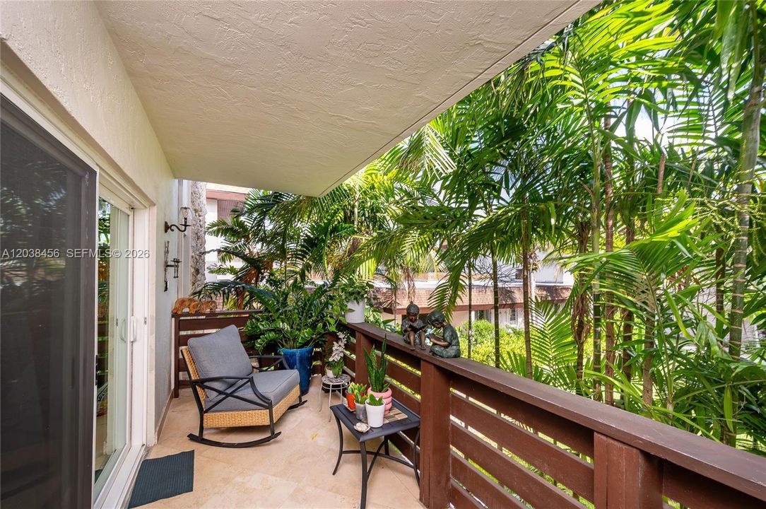 For Sale: $349,000 (2 beds, 2 baths, 955 Square Feet)