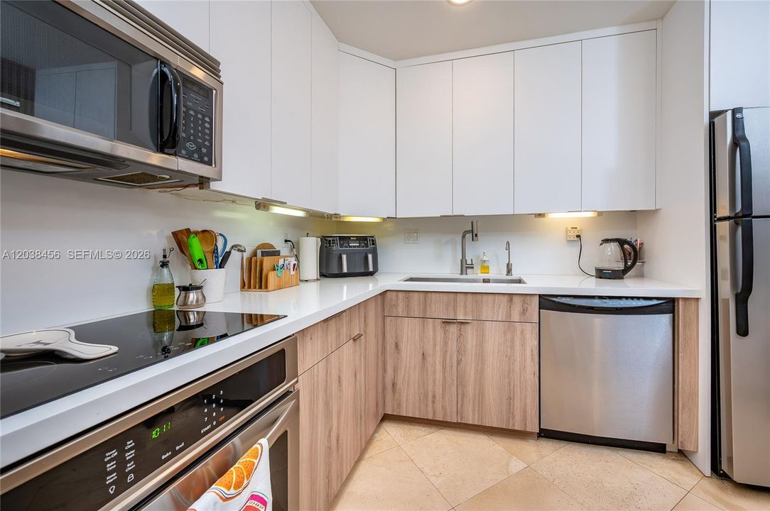 For Sale: $349,000 (2 beds, 2 baths, 955 Square Feet)