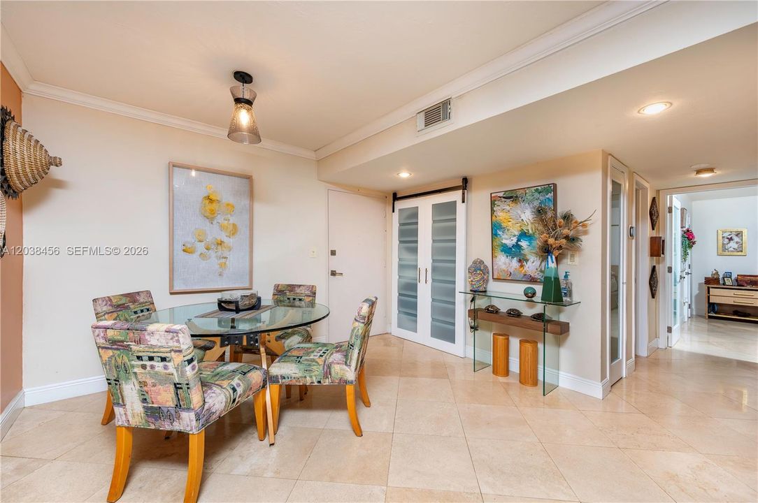 For Sale: $349,000 (2 beds, 2 baths, 955 Square Feet)
