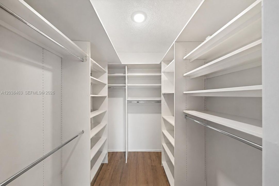 For Sale: $299,000 (2 beds, 3 baths, 1950 Square Feet)
