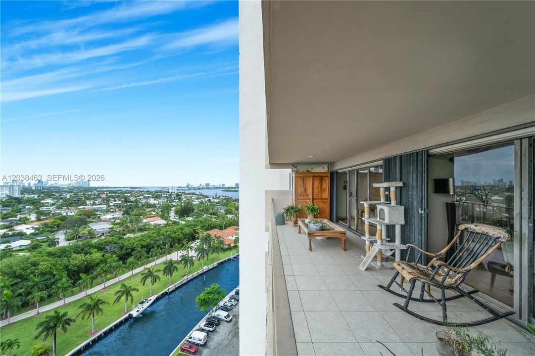 For Sale: $299,000 (2 beds, 3 baths, 1950 Square Feet)