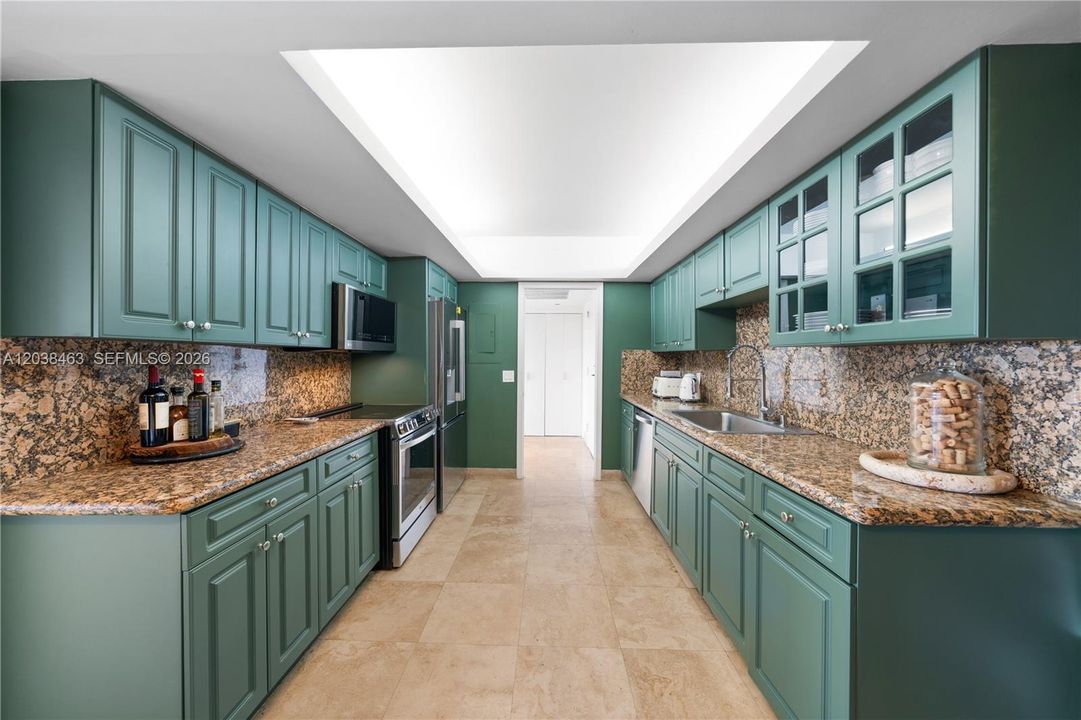 For Sale: $299,000 (2 beds, 3 baths, 1950 Square Feet)