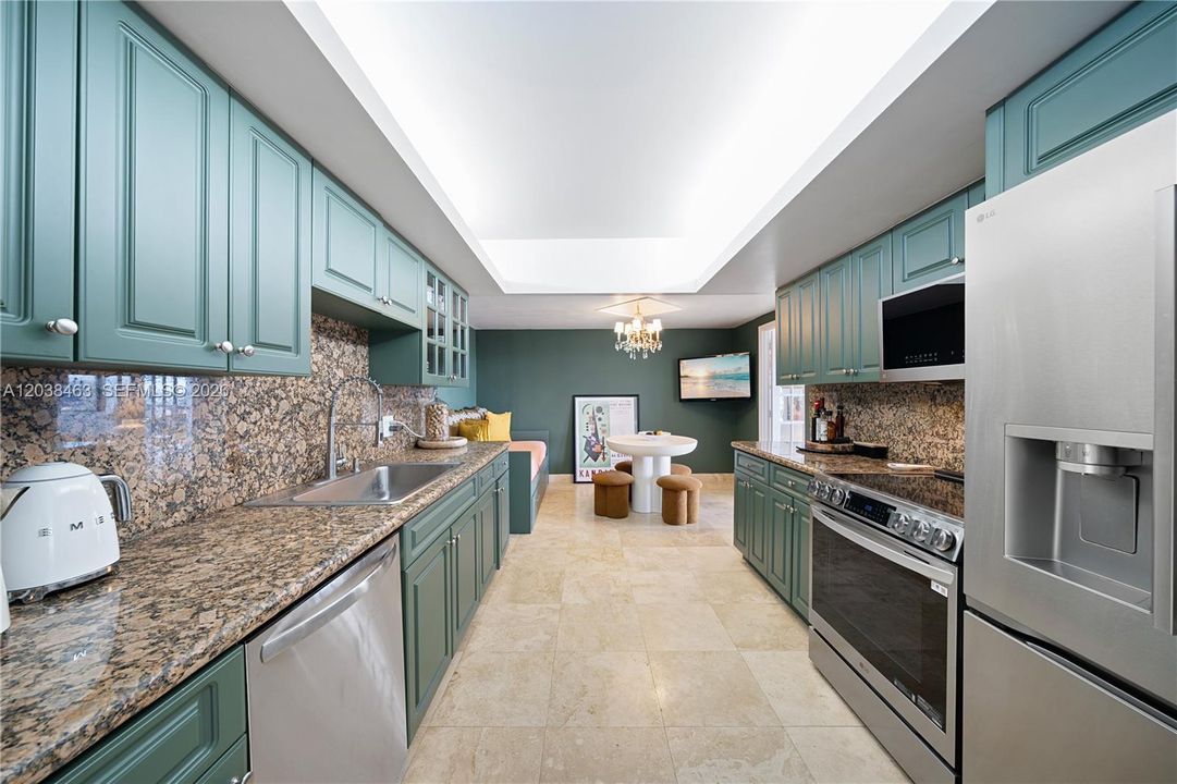 For Sale: $299,000 (2 beds, 3 baths, 1950 Square Feet)
