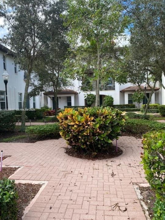 For Rent: $3,600 (3 beds, 3 baths, 1672 Square Feet)