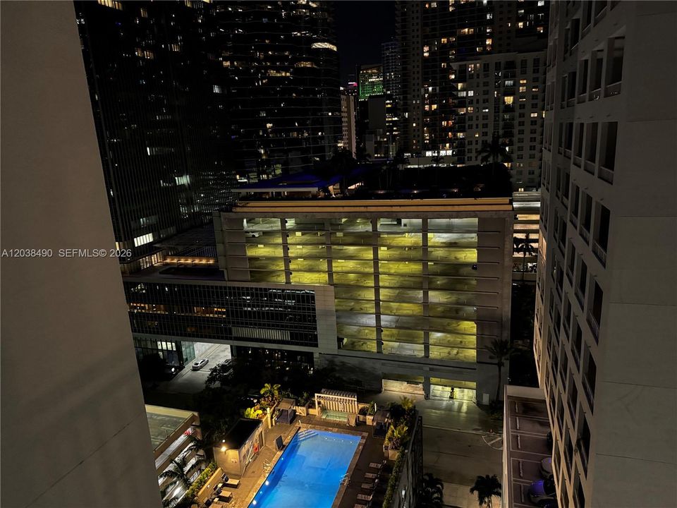 For Sale: $335,000 (1 beds, 1 baths, 640 Square Feet)