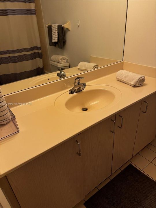 For Sale: $335,000 (1 beds, 1 baths, 640 Square Feet)
