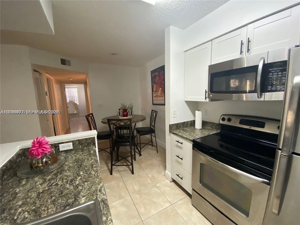 For Sale: $210,000 (2 beds, 1 baths, 903 Square Feet)