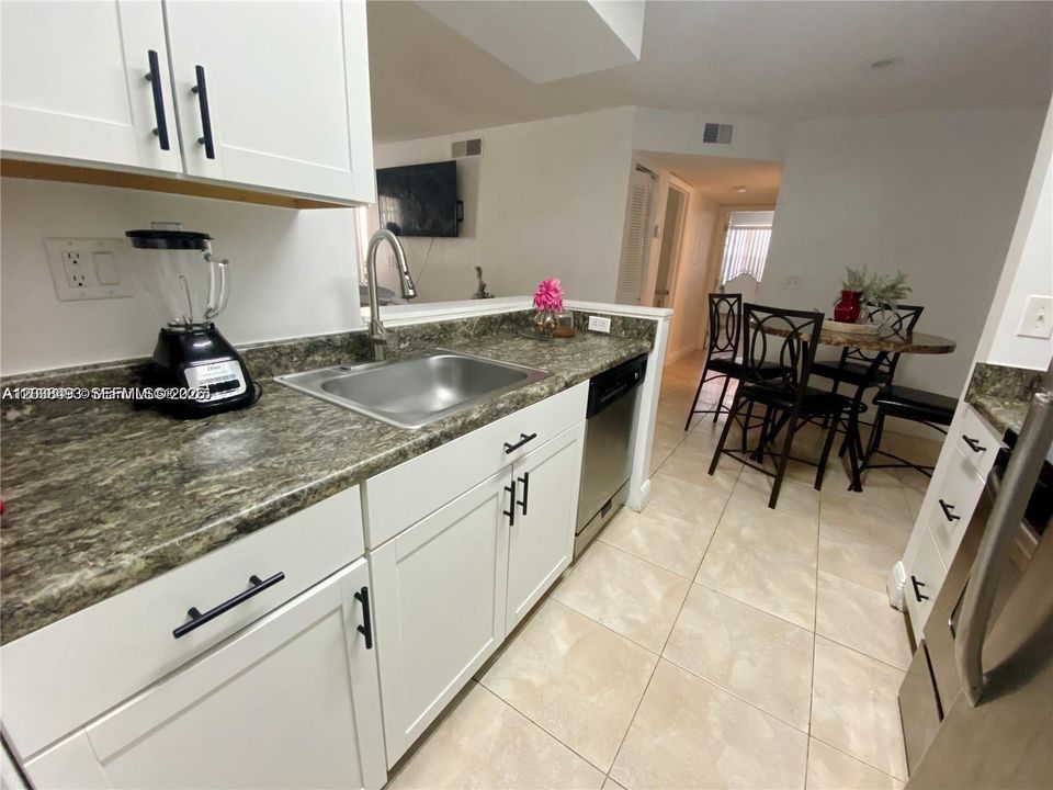 For Sale: $210,000 (2 beds, 1 baths, 903 Square Feet)