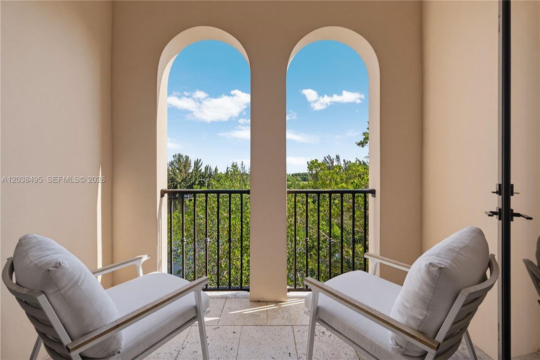 For Sale: $2,195,000 (4 beds, 5 baths, 4303 Square Feet)