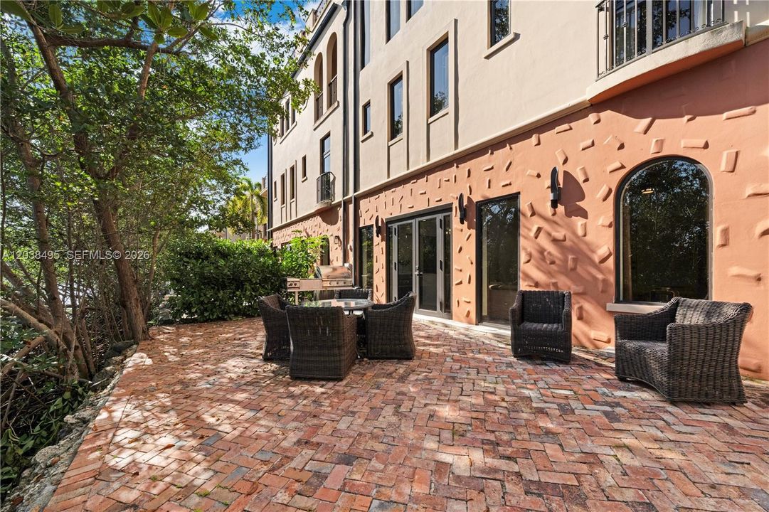 For Sale: $2,195,000 (4 beds, 5 baths, 4303 Square Feet)