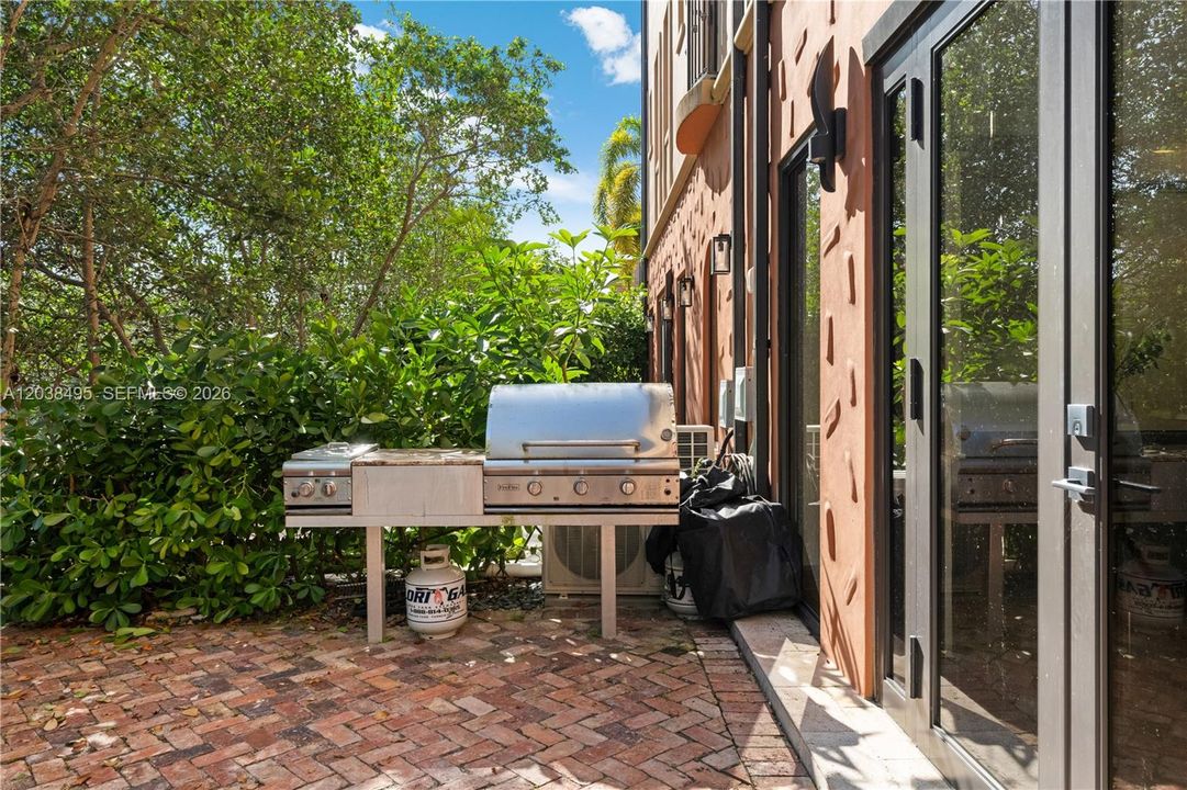 For Sale: $2,195,000 (4 beds, 5 baths, 4303 Square Feet)