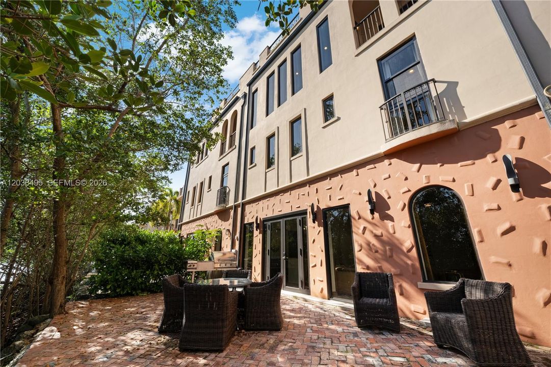 For Sale: $2,195,000 (4 beds, 5 baths, 4303 Square Feet)