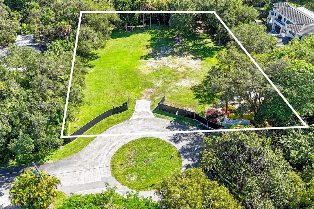 На продажу: $3,400,000 (0.83 acres)